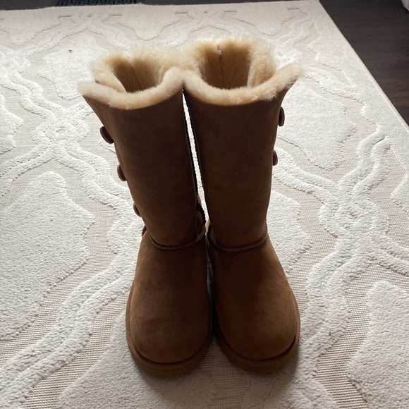 NWOT Bailey Button UGG boots in Chestnut. Size 6 - Picture 4 of 6